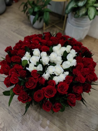 101 роза в корзине