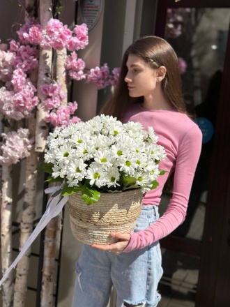 Корзина с ромашками
