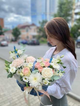 Корзина с нежными цветами